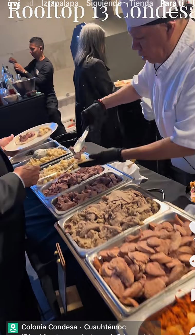 Servicio de bufet con bandejas de alimentos