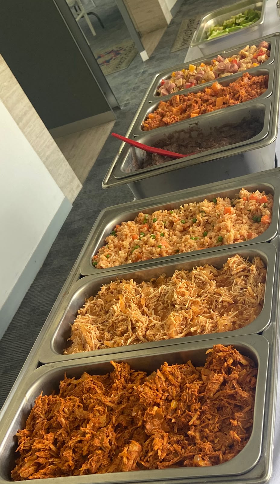 Bandejas con preparaciones de comida