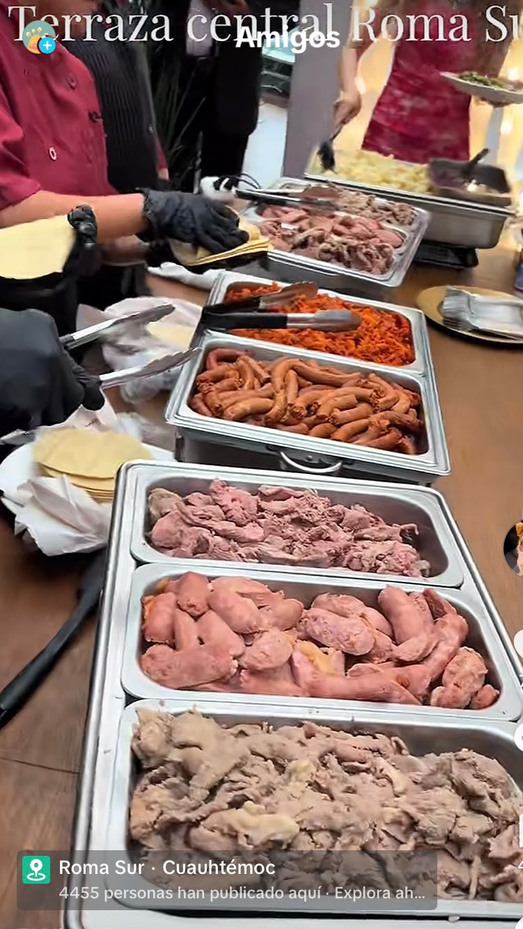 Preparaciones gastronómicas presentadas en un bufet