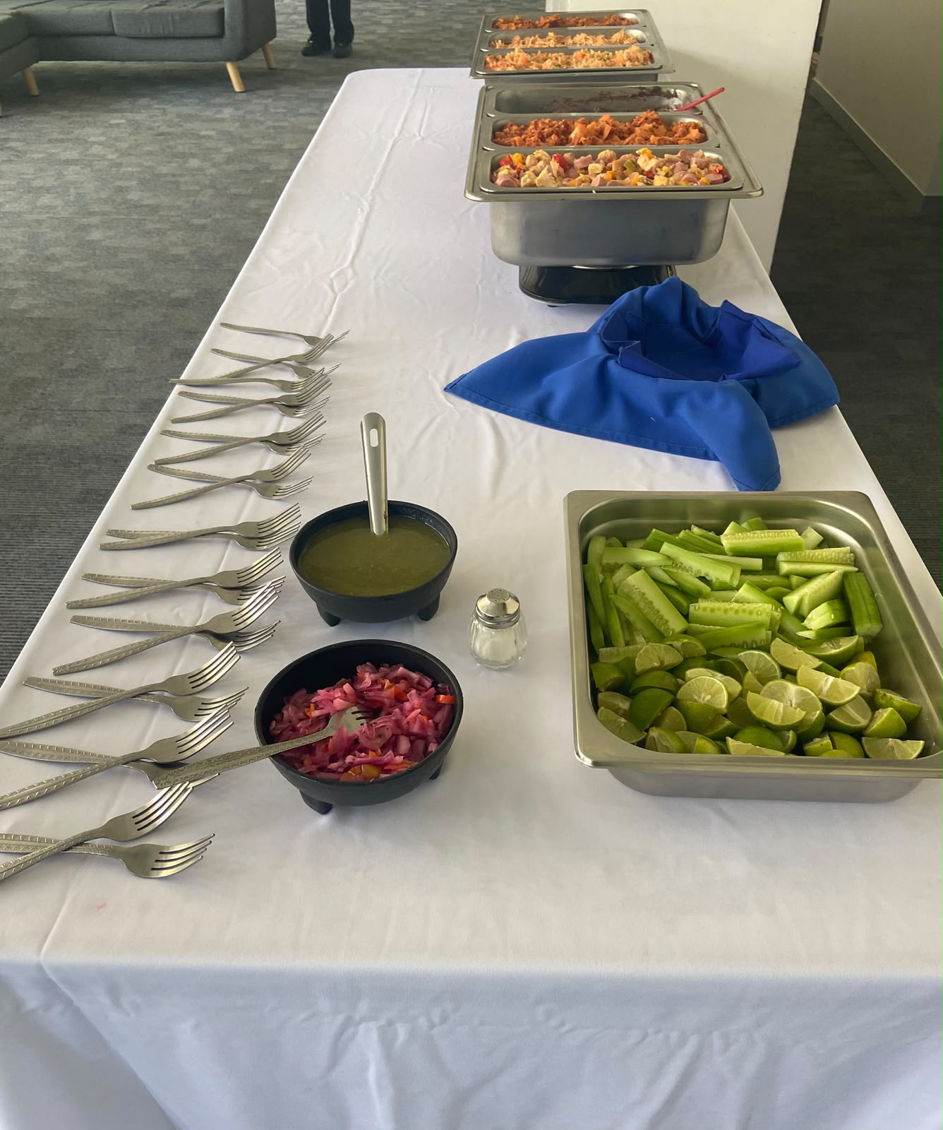 Mesa de servicio de bufet con bandejas y utensilios