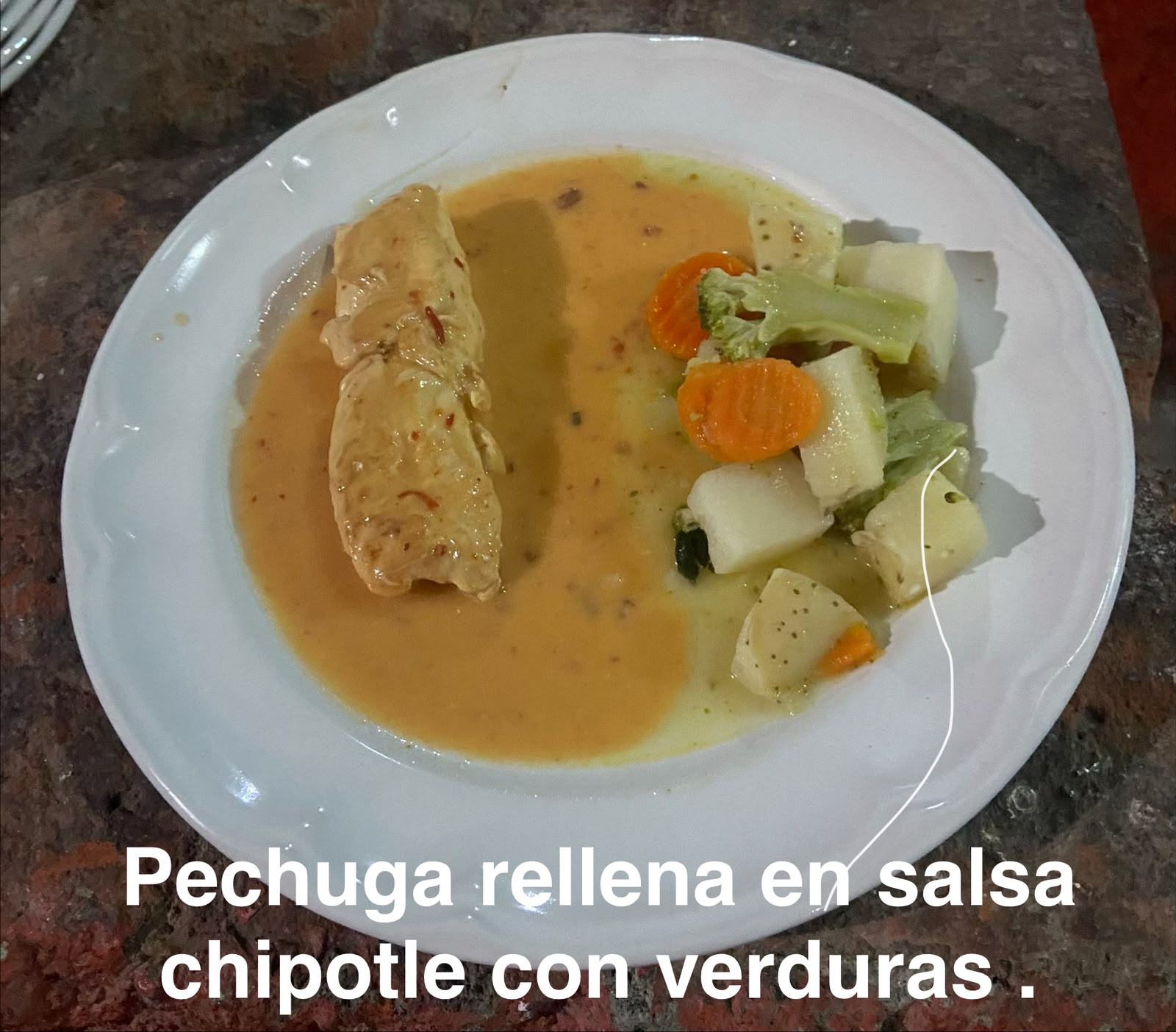 Fotografía proporcionada de un platillo de pechuga rellena en salsa chipotle con verduras